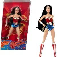 Barbie Signature Docka, Wonder Woman Samlarobjekt med Ställ i Röd och Blå Tankdräkt