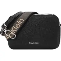 Calvin Klein Axelremsväska 'Logo Strap Pebble Grain Camera' svart