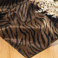 Walk Vogue 100x150 cm Leopard och tigerrandigt tyg Kort plysch djurtyg för DIY Doll Make Kläder Cosplay Handgjord docksömnad 100x150cm