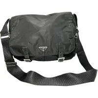 Prada Tessuto Messenger Bag i svart nylon