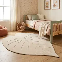 Little Olly Tvättbar barnmatta | Coco Blad beige hos Volero | 140x200 cm | Polyester | Enfärgad | Oregelbunden form | Låg lugg