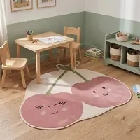 Little Olly Tvättbar barnmatta | Berry Körsbär röd hos Volero | Ø 100 cm | Polyester | Figurer/Karaktärer | Oregelbunden form | Låg lugg