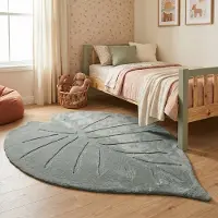 Little Olly Tvättbar barnmatta | Coco Löv mörkgrön hos Volero | 140x200cm | Polyester | Enfärgad | Oregelbunden form | Låg lugg