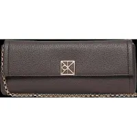 Calvin Klein Clutchväska 'Emblem Pebble Grain Chain Strap Clutch' mörkbrun