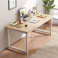 24.Se Skrivbord med ekfärgad bordsskiva och vita ben 160cm