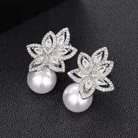 YIRAN Jewelry Huitan Vackra Hängande Örhängen med Imitationspärla Ädel Blomma Kubisk Zirkonia Glänsande Accessoarer Berlocker Eleganta Bröllopsmycken white