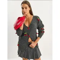 Bianco V-ringad fruktbroderad stickad cardigan