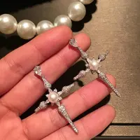 YIRAN Jewelry Huitan Lyxiga Glänsande Kors Hängande Örhängen Dam Vackra Glänsande Zirkonia Smycken för Fest Delikata Imitationspärlaccessoarer brown