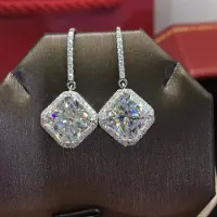 YIRAN Jewelry Huitan Vackra Färgkristall Fyrkantig Zirkonia Hängande Örhängen Dam Strålande Bröllopsörhängen Gåva Mode Smycken White gray