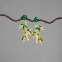 YIRAN Jewelry Utsökta emaljerade vintage örhängen i kinesisk stil med naturlig Hetian jade, gröna bambuörhängen för kvinnor, blad, Hanfu-smycken beige