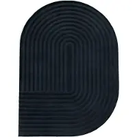 FRAAI Oregelbunden matta | Flowy Arch antracit hos Volero | 230x330cm | Antracit | Rubber (TPR) | Fria former | Inomhusmattor