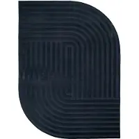FRAAI Oregelbunden matta | Flowy Lines antracit hos Volero | 160x230cm | Antracit | Rubber (TPR) | Fria former | Inomhusmattor