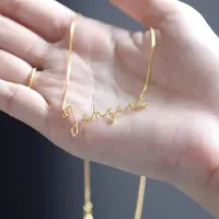 YIRAN Jewelry Mini -Worldcustom Kursivt Typsnitt Hänge Halsband Rostfritt Stål Guldfärg Lådkedja Personliga Smycken Jubileumspresent 35cm gyllene