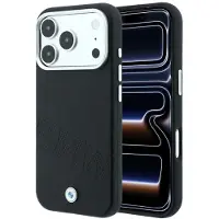 BMW -logotyp med snedställda präglade bokstäver, MagSafe-fodral för iPhone 17 Pro / 18 Pro – Svart